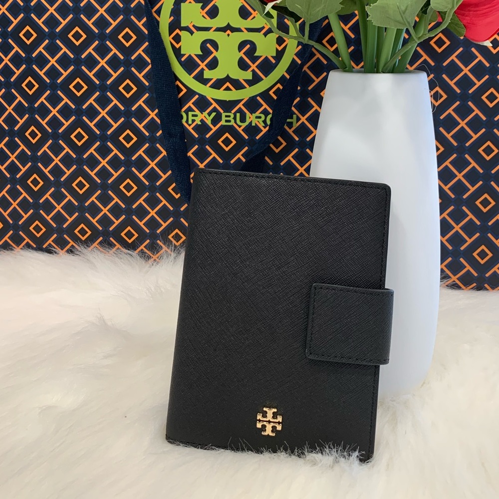 Tory Burch Emerson snap passport holder - Picture 1 of 3